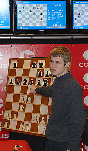  VINNERPARTI:  Magnus Carlsen forklarer trekk fra dagens vinnerparti mot den russiske verdenseneren Vladimir Kramnik.
