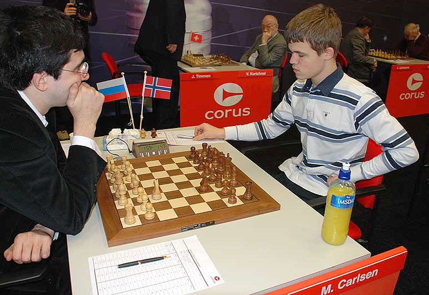  GA OPP:  Vladimir Kramnik (32) i dagens parti i Nederland mot Magnus Carlsen (17. Etter fem timer ga verdensmesteren i klassisk sjakk fra 2000 opp.
