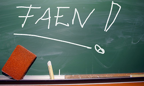  R�DT KORT P� PRESTER�D:  Denne beskjeden p� tavla gir utvisning direkte fra skole i T�nsberg. Rektor tar i bruikt kraftige virkemidler for � f� slutt p� banning.
