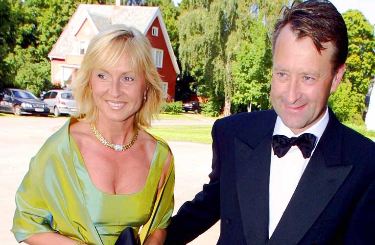 I EKTESKAPET: Selv ikke h�yt arbeidspress, separasjon og seinere ogs� en romanse med country-stjernen Liv Marit Wedvik var nok til � �delegge eiendomsmilliard�ren Bj�rn Rune Gjelstens ekteskap med Solveig Gjelsten. Dette bildet er fra et bryllup i 1998.