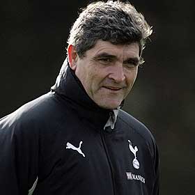 STRENGE KRAV: Tottenham-manager Jorge Ramos ber spillerne trappe ned p� spritinntaket.