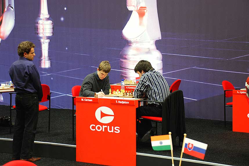 INTENST OPPGJ�R:  Magnus Carlsen spilte i dag remis mot Teimour Radjabov. Det betyr poengdeling sammenlagt med armeneren Levon Aronians, som fulgte partiet spent fra sidelinja.