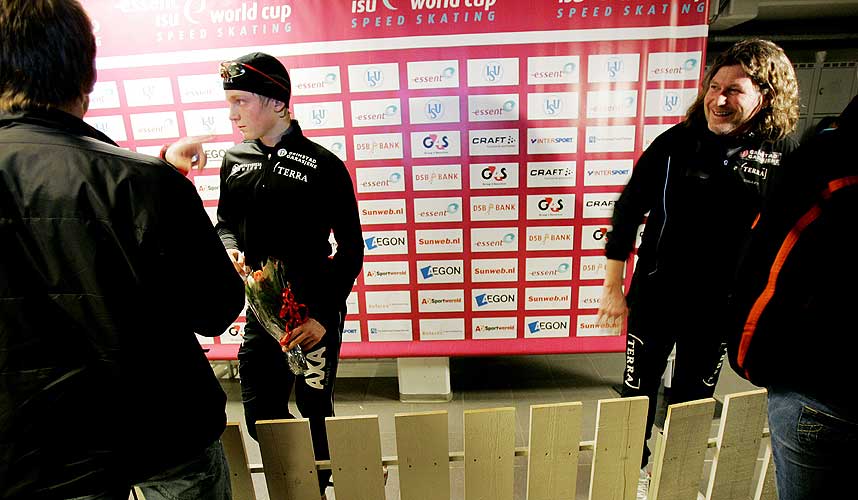 SINT: Norges sk�ytetrener, Peter Mueller (t.h.), ble fly forbanna fordi H�vard B�kko ikke fikk en parkamerat p� 10 000-meteren. Han mener nederlenderne var usportslige.