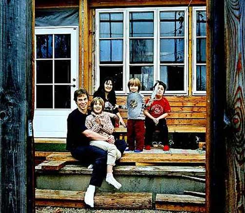Inne i varmen:  Anders og Rosemary Solvarm har f�tt barna Anna Gull (8), Johannes (4) og Jonatan (8) underveis i husbyggingen. N� er alle endelig p� plass.
