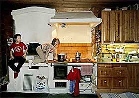 Snart mat: Tvillingene Jonatan og Anna Gull (8) leker p� kj�kkenbenken, mens de venter p� at mammas fantastiske, hjemmebakte br�d skal bli ferdig i steinovnen.