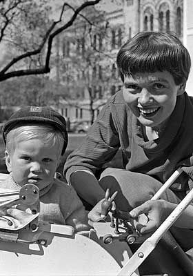 OSLO, 1954: Marie Takvam med sin s�nn Magnus Takvam.