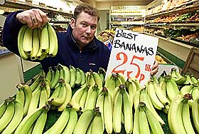 BANANER I PUND: P� dette bildet fra 2001 st�r Steve Thoburn foran bananer med pris oppgitt per pund. Thoburn d�de i 2004.