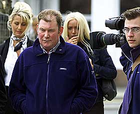 BLE D�MT FOR � SELGE ET PUND BANANER: Torghandler Steve Thoburn var den f�rste som ble d�mt for � bruke feil m�leenhet i Storbritannia.