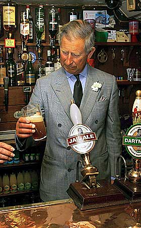 TOK EN PINT: �l selges fortsatt i pint i Storbritannia. Her er det prins Charles som f�r en pint servert. Pint brukes i dag bare p� melk, �l og cider n�r det selges ute.