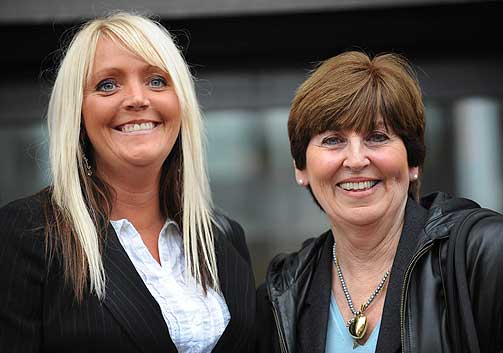 SELGER I PUND: Janet Devers (til h�yre) st�r tiltalt for � selge frukt og gr�nnsaker i pund og ikke i kilo. Her er hun utenfor Thames Magistrates Court sammen med Leigh, enken etter torghandler Steven Thoburn, som ble d�mt for samme lovbrudd.