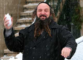 N� TAR JEG DEG: En av Jerusalems ortodokse j�der ville ogs� delta i sn�ballkrigen.