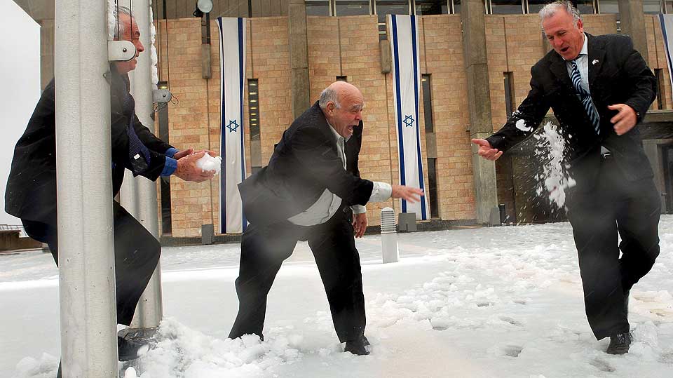 KNESSET I KRIG: Ogs� nasjonalforsamlingen ville leke sn�ballkrig i Jerusalem. Disse tre representerer Pensjonistpartiet.