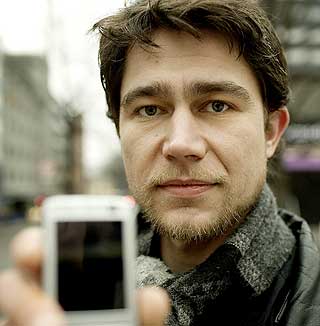 ADVARER: Eyolf mener det er lurt � ha respekt for mobilen ved � bruke den med m�te - s�rlig om man f�r hodeplager.