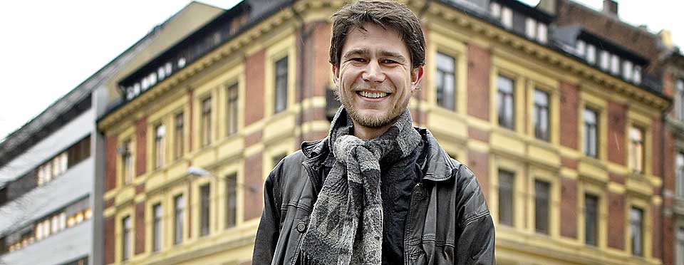 LEVER LIVET: -Tross kreftdiagnosen har jeg mye � glede meg over - for eksempel det at hjernen fortsatt funker, smiler Eyolf Stiksrud (33). N� er en han engasjert i Kreftforeningens ungdomskampanje.