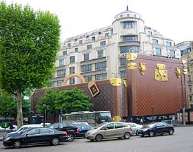 LUKSUSGIGANT: I dag er Louis Vuitton M�et-Hennessy et globalt luksuskonsern som omsetter for milliarder. I anledning 150-�rsdagen i 2004 �pnet Vuitton en ny butikk p� Champs �lys�es i �hjembyen� Paris.