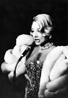 HELT I HOLLYWOOD: Utover p� 1900-tallet gjorde luksusmerkene sitt inntog blant annet i USA. Hollywood-stjerner som Marlene Dietrich kledde seg i Chanel og pakket juvelene i bagasje fra Louis Vuitton.