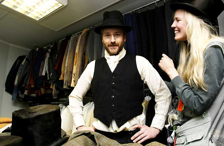 KOSTYMEPRØVE: Morten Abel prøver for første gang kostymet til familiefilmen «Yohan» sammen med kostymedesigner Kari Kleiv hos Penelope film i Kristiansand. Artisten skal spille skolelærer anno 1897 i den kommende norske storsatsingen.