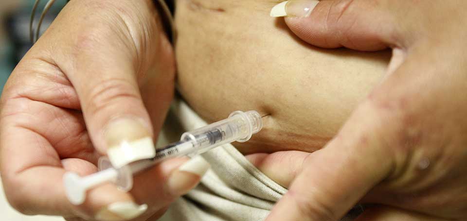 SETTER INSULIN: Insulin regulerer blodsukkeret hos diabetes-pasienter, slik at de bl.a. takler karbohydratene bedre. Men insulin har sin pris, viser nye forskning.