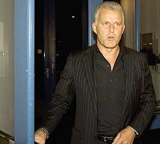BLE KASTET VIN P�: TV-journalist Peter R. de Vries.
