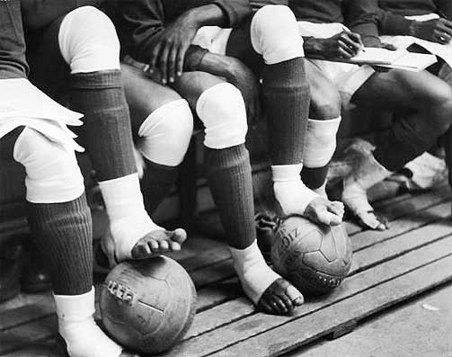 SPILTE UTEN SKO: Nigerianske spillere avbildet f�r en fotballkamp mot Bishop Auckland i 1950. Det nigerianske laget var p� goodwilltur i Det britiske samveldet.