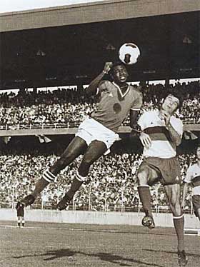 ST�RST: Den beste afrikanske spilleren etter kolonitida var Salif Keita, fra Mali. Han ble hentet til Frankrike i 1967. P� denne tida ble mange afrikanske spillere nektet av hjemlige, autorit�re ledere � dra til europeiske klubber. Keita var en pioner. - N�r min sol begynte � skinne i Europa var alle afrikanere lykkelige, sa Keita om karrieren.