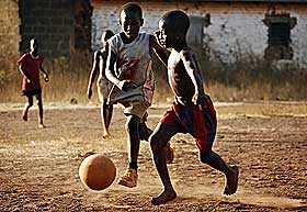NY SPORT I AFRIKA: Det er ikke funnet noen historiske bevis p� at de sparket ball i f�rhistorisk tid i Afrika, men de drev mye med kasting av ball. Spr�kgruppen bantu har ikke en gang noe ord for ball. Bildet viser ghanesiske gutter p� banen.