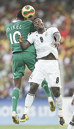 OGS� FRA CHELSEA: Lagkameratene John Obi Mikel (Nigeria) og Michael Essien (Ghana) m�ttes ogs� til kvartfinale. Ghana vant 2 - 1.