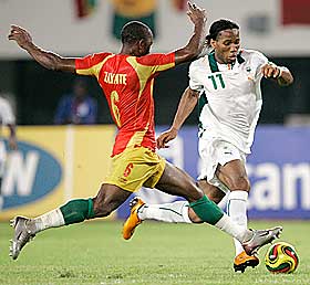 EN AV VERDENS BESTE SPISSER: Didier Drogba (t.h.) har f�tt fri fra Chelsea og Premier League for � spille for hjemlandet Elfenbenskysten under African Cup of Nations. Bildet viser kvartfinalen mot Guinea, som Elfenbenskysten vant 5 - 0.
