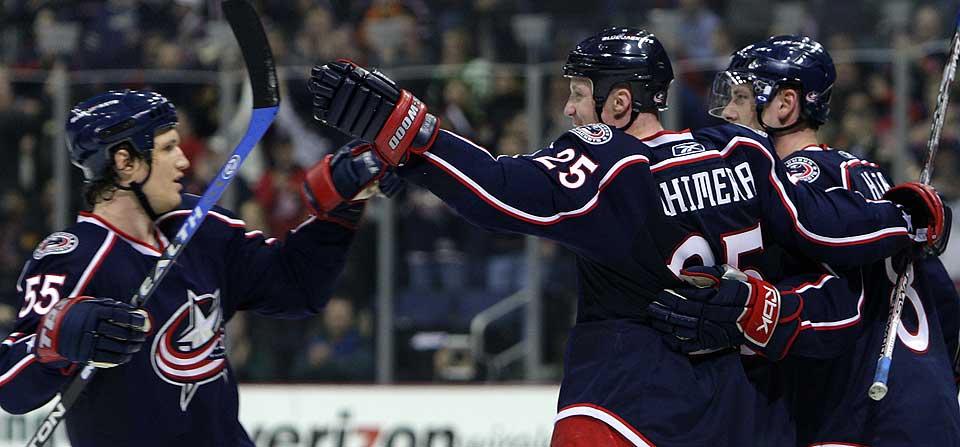 BARE NESTEN: Ole Kristian Tollefsen og de andre Columbus Blue Jackets-spillerne ble snytt for seieren av NHL-toppscoreren Aleksander Ovetsjkin.