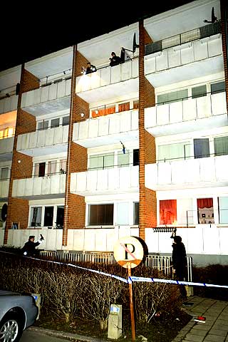 MALM�:  En 16 �r gammel jente d�de s�ndag etter � ha falt fra en leilighet i 4 etasje.