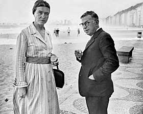 VENNER: Gorz var sterkt inspirert av Jean-Paul Sartre, her med  Simone de Beauvoir.Gorz jobbet i en �rrekke for tidsskriftet Les Temps modernes, grunnlagt av Sartre i 1944, der han var en del av redaksjonen helt fram til 1983.