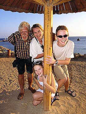 P� TUR: Familien p� tur til R�dehavet for seks �r siden.