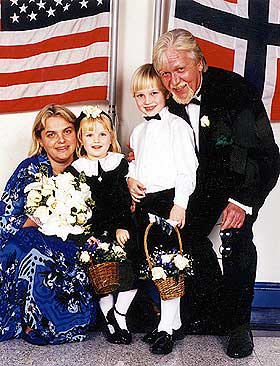 ALLE GODE TING ER FIRE: Harald og Gullen giftet seg i New York med Frikk og Tiril hjertelig til stede.