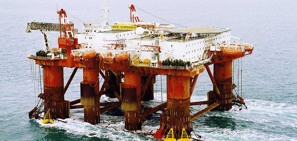 DR�MTE OM BOMBE: Boligplattformen Safe Scandinavia m�tte evakueres i g�r etter en bombetrussel, som senere viste seg � v�re falsk. N� viser det seg at forvirring rundt en 23 �r gammel kvinnes dr�m om en bombe kan ha v�rt �rsaken til evakueringen.