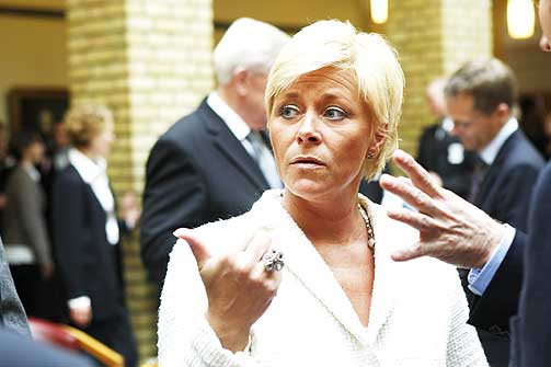 - IKKE SKIKKET: - Hun har bare bidratt til � skape uklarheter om saken. Hun er svekket og avsl�rer at hun ikke er skikket til � v�re statsr�d, sier Frp-formann Siv Jensen til NTB.