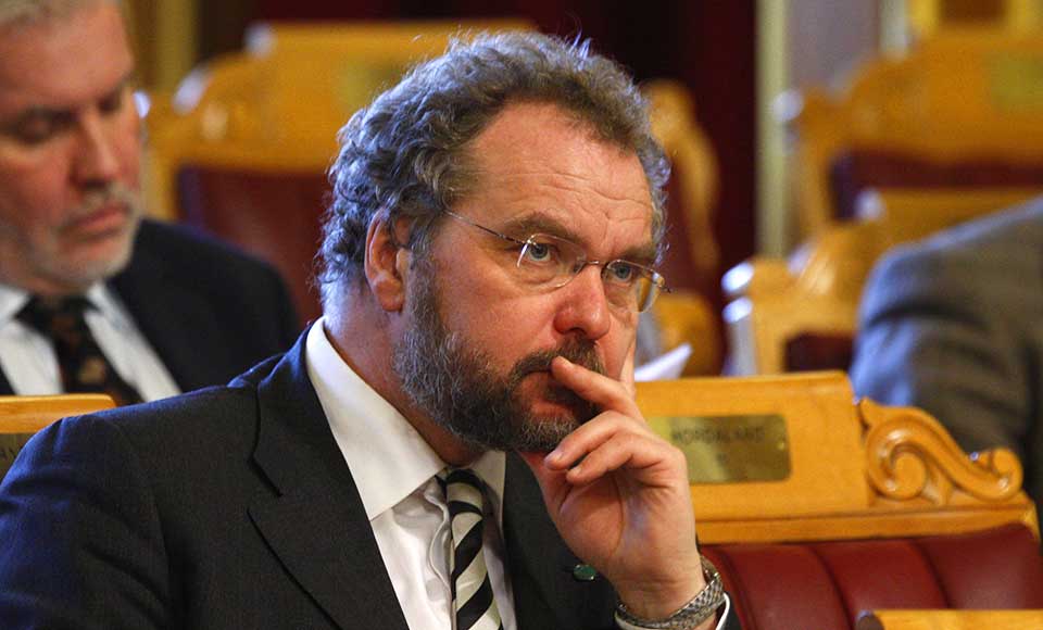 RASENDE: Lars Sponheim mener Manuela Ramin-Osmundsen er ribbet for troverdighet etter br�ket rundt utnevnelsen av nytt barneombud.