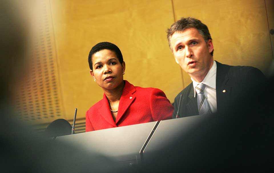 IKKE INHABIL: Manuela Ramin-Osmundsen og Jens Stoltenberg.