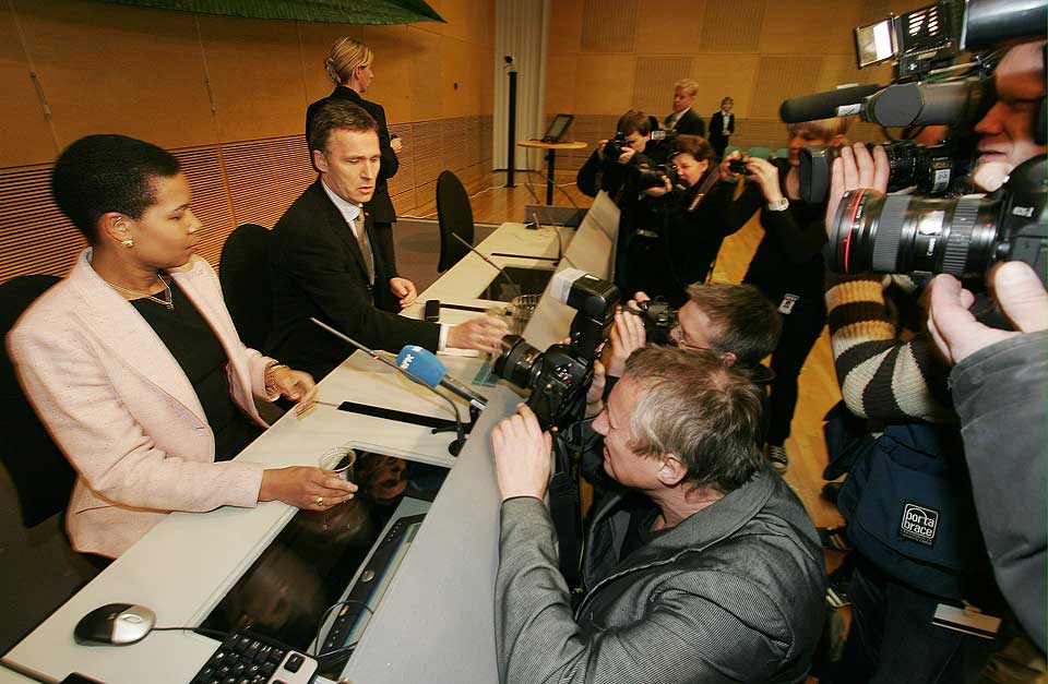 G�R AV: Barne- og likestillingsminister Manuela Ramin- Osmundsen og statsminister Jens Stoltenberg p� torsdagens pressekonferanse, der det ble kjent at barne- og likestillingsministeren g�r av med umiddelbar virkning.