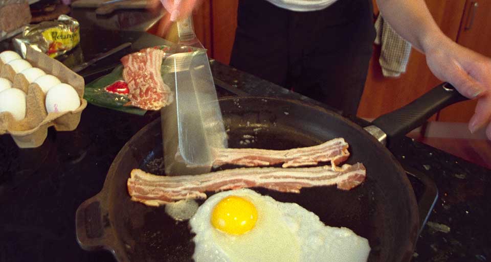IDEELT FOR DEN FETE: En fet frokost med egg og bacon, men uten br�d og melk, er ideelt for den som vil ned i vekt, sier ern�ringsfysiolog. Enda bedre uten frokost, sier ern�ringsprofessor.