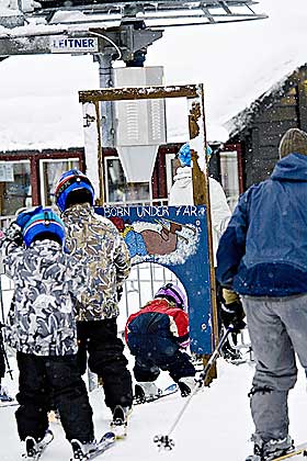 K�: Br�drene Erik Alexander (8) og Gabriel (5) f�lger etter lilles�ster til barnetrekket. Familien stortrives i den nye landsbyen - sommer som vinter.