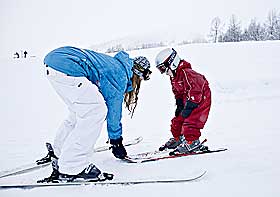 Skole: Instrukt�r Malin Andreassen (18) viser Julia Sk�r (6) hvor skiene skal peke. Skiskolen startet med �n instrukt�r, n� er de 27. Jill Garen, sjef for skiskolen, lo f�rst da hun h�rte det skulle �pnes heis i Myrkdalen. - Dette var jo bare bondelandet, sier hun.