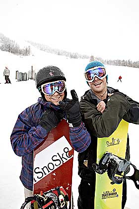Pudderpatrioter: Alpinanlegget tiltrekker seg ikke bare sm�barn. G�ran Myrvold (27) og Robby Whittaker (29) kommer for store mengder pudder og gode forhold for off piste.