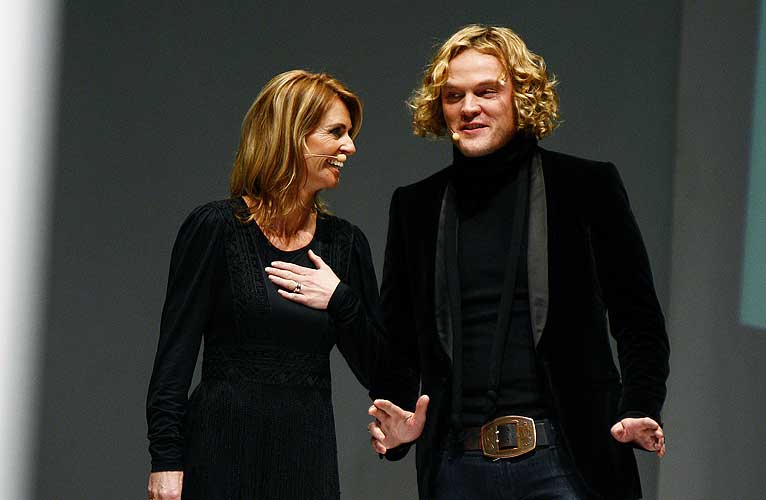 I SIN EGEN KLASSE: Det er ytterst f� nordmenn som kan vise til en s� vellykket karriere i internasjonal motebransje som Peter Dundas. Her sammen med Ellen Arnstad p� N�l�yet-utdelingen denne uka.