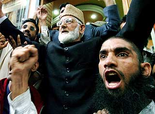29. JUNI 2007: Shakeel viser sitt sinne mot indiske myndigheter p� en separatistdemonstrasjon.