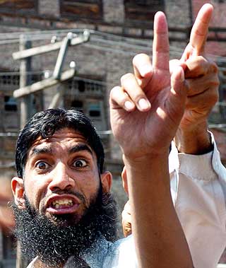 22. JUNI 2007: Shakeel demonstrerer mot britene i Sringagar, i protest mot at Salman Rushdie skulle sl�s til ridder.