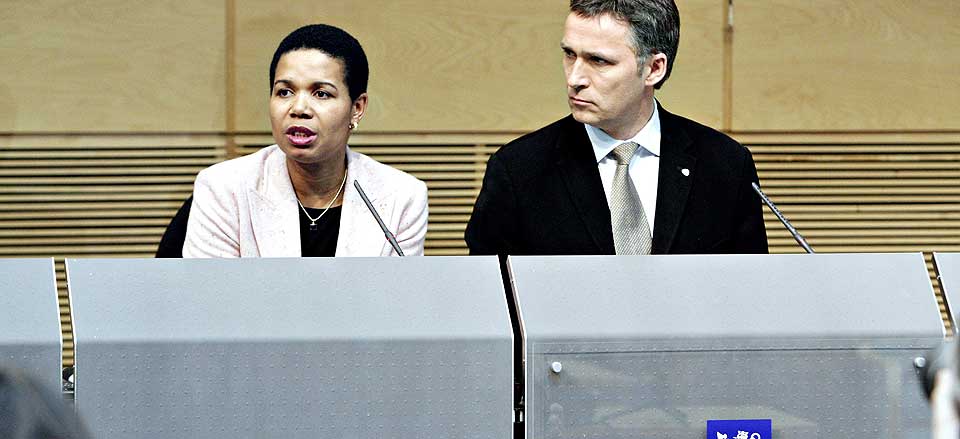 M�TTE G�: Torsdag kunngjorde Manuela Ramin-Osmundsen at hun aktet � g� av etter skandalen rundt ansettelsen av Ida Hjort Kraby som nytt barneombud. Her fra pressekonferansen med statsminister Jens Stoltenberg, som kalte avgj�relsen �riktig og n�dvendig�.