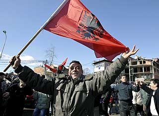 FEIRING HELE HELGA: Kosovoere fra hele Europa har returnert for � delta i uavhengighetsfeiringen.