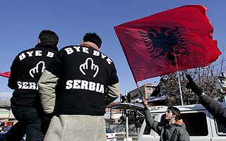 - FARVEL SERBIA: Gatene i Pristhina er fulle av folk.