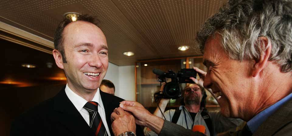MED TROMS�-PIN: Trond Giske fikk en Troms� 2018-pin s�kerens daglig leder Bj�rge Stensb�l da regjeringen, ved kulturministeren, fikk overlevert Troms�s s�knad om � f� arrangere OL. Men hadde statsr�den da allerede jobbet aktivt for ishavsbyens kandidatur?