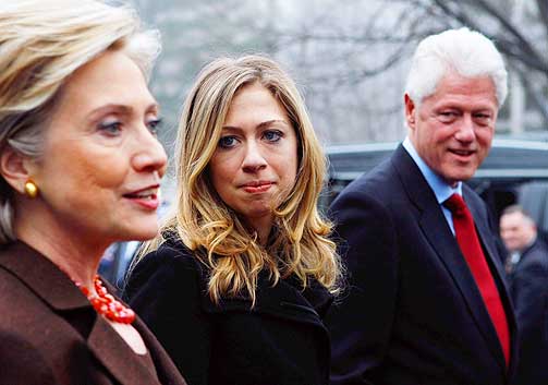 HELE FAMILIEN STILLER OPP: The Clintons kan fortsatt snu valget. Og vinner Hillary vil munnhuggeriet �ke.